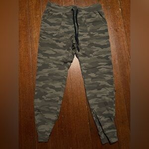 Zyia Active Camo Joggers ~ Size Large